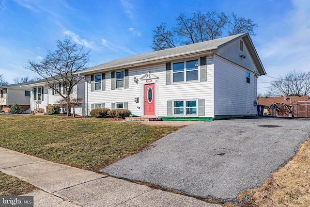 split foyer home featuring a front yard