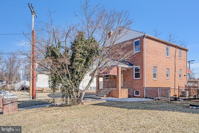 view of side of property featuring a lawn