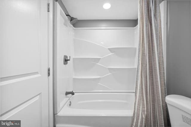 507 Janneys Ln, Alexandria, VA 22302 - full bathroom featuring toilet and shower / tub combo