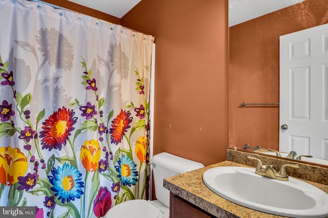 bathroom featuring a shower with curtain, vanity, and toilet