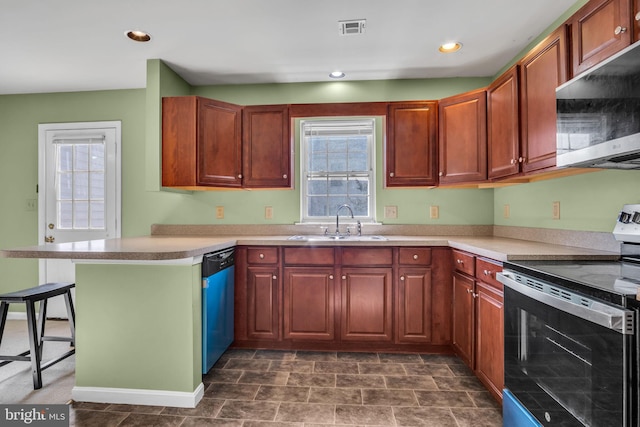 kitchen featuring sink, plenty of natural light, kitchen peninsula, and appliances with stainless steel finishes