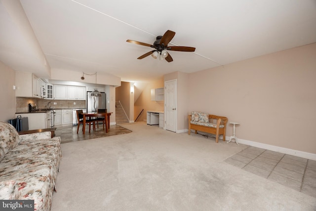 carpeted living room featuring ceiling fan