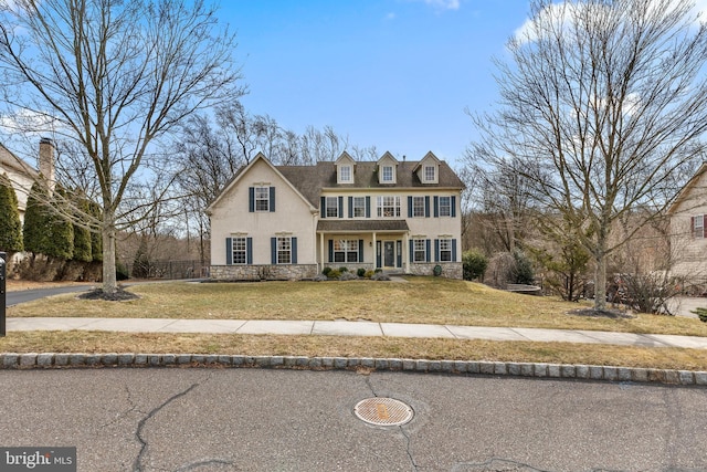 view of front of house featuring a front lawn