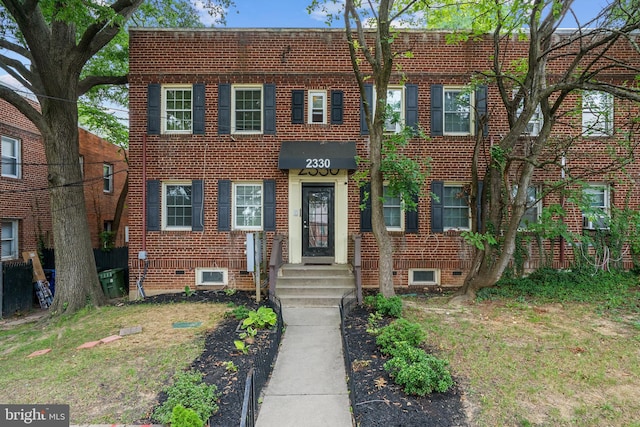 view of front of property with a front lawn