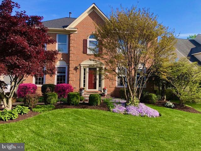 view of front of property featuring a front lawn