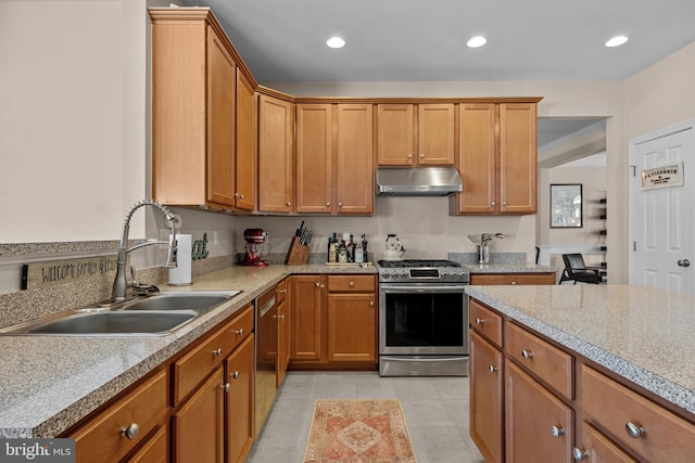 kitchen with recessed lighting, under cabinet range hood, stainless steel appliances, a sink, and light countertops