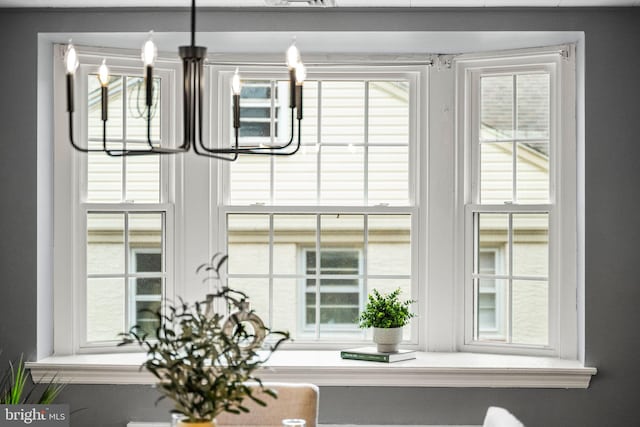 room details featuring an inviting chandelier