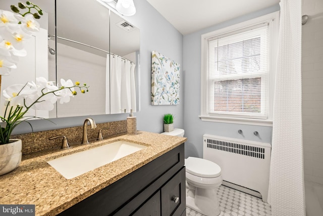 full bath featuring toilet, vanity, visible vents, a shower with curtain, and radiator heating unit