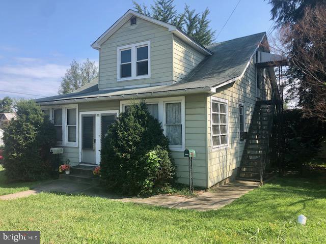 view of front facade with a front lawn