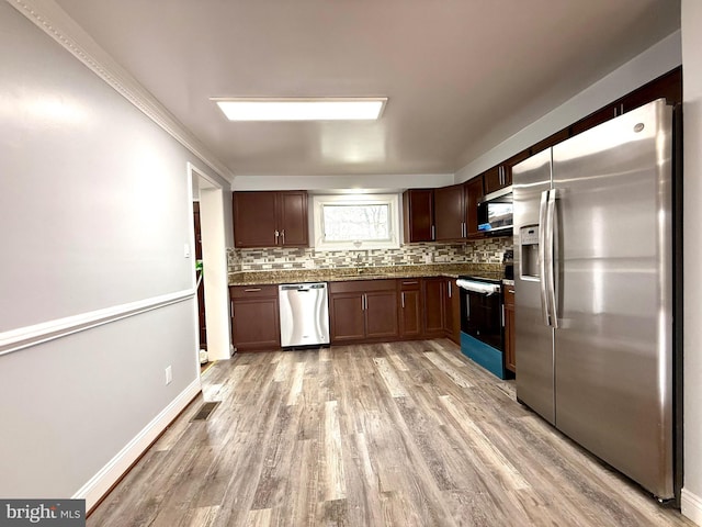 kitchen with visible vents, baseboards, appliances with stainless steel finishes, light wood-type flooring, and backsplash