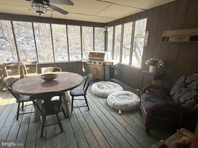 sunroom featuring ceiling fan