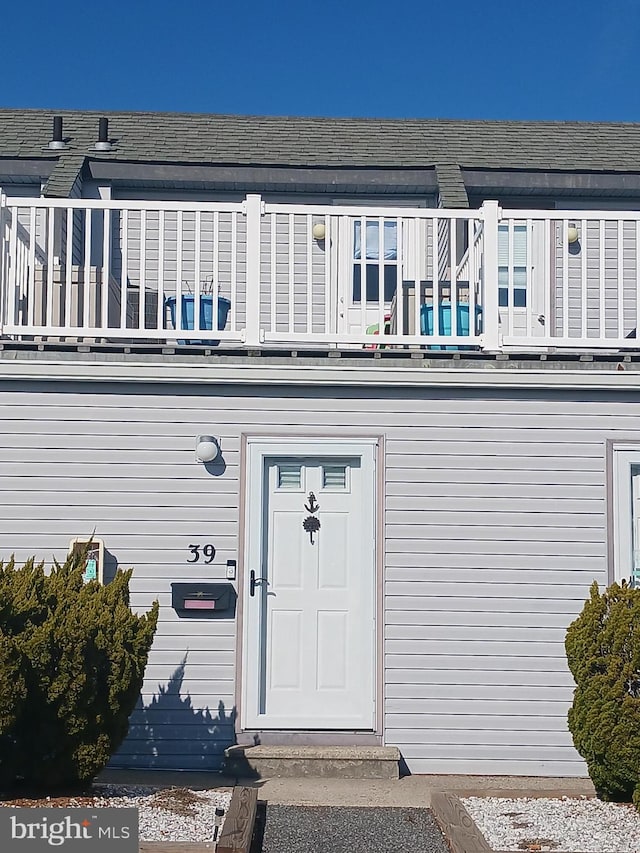 entrance to property featuring a balcony