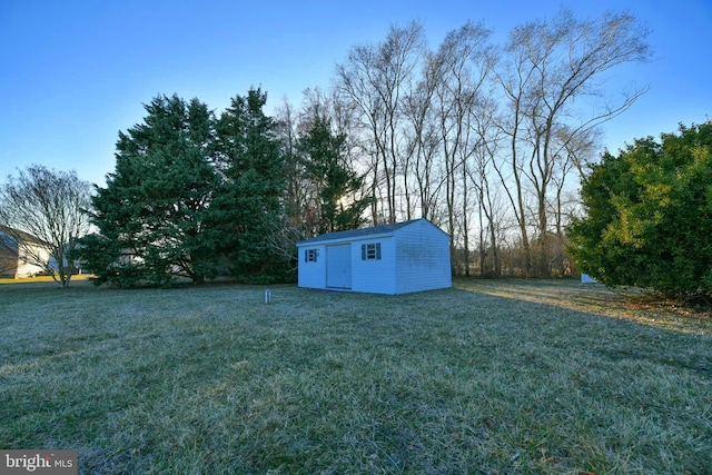 view of yard featuring an outdoor structure