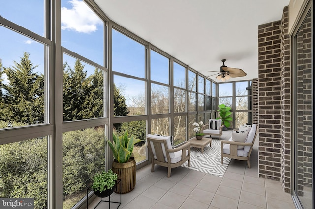 sunroom with ceiling fan