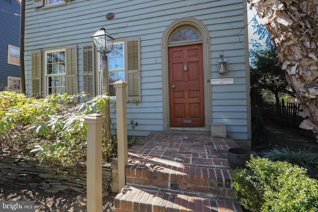 entrance to property with fence