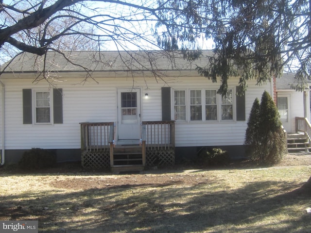 view of front of property featuring a front lawn