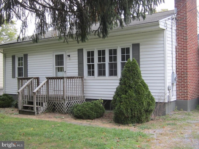 exterior space featuring a front yard