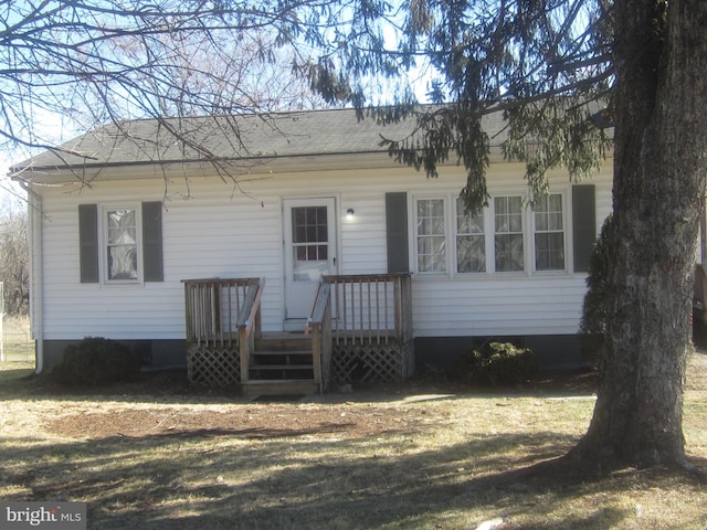 view of front of property with a front yard