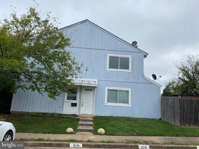 view of front of home featuring a front yard