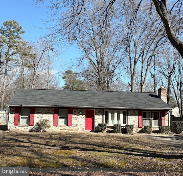 ranch-style house featuring a front lawn