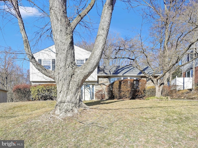 view of front of house featuring a front lawn