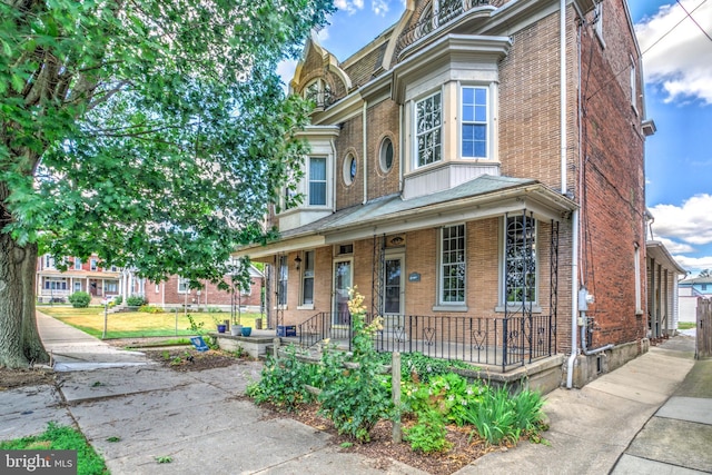 view of front facade with covered porch