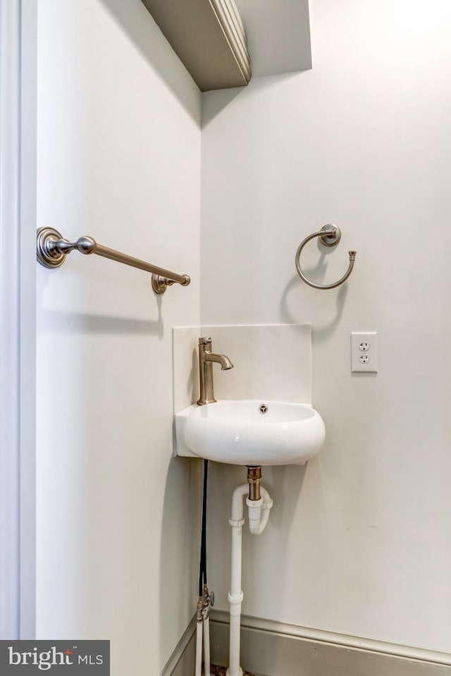 bathroom featuring sink