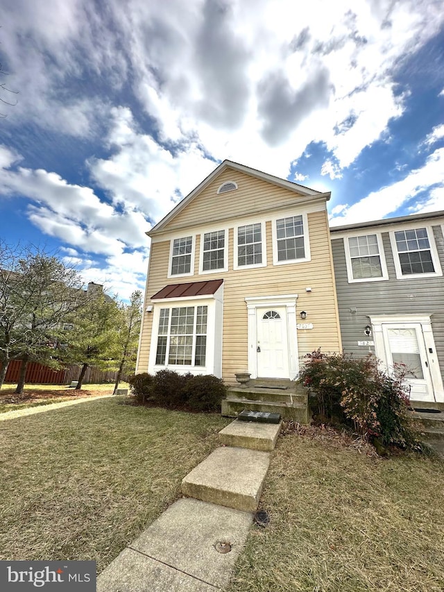 view of front of house featuring a front lawn