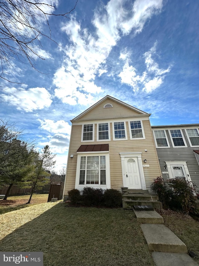 view of front of home featuring a front yard