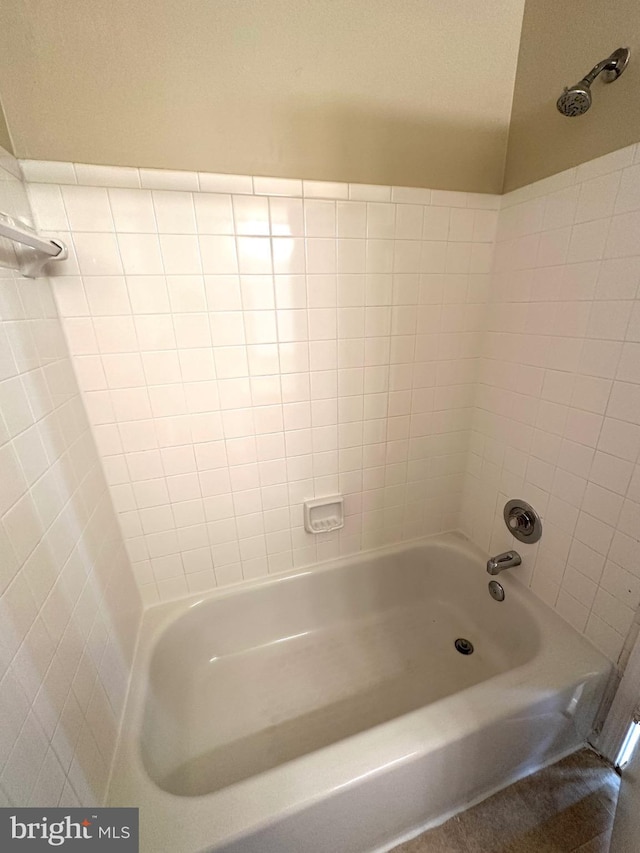 bathroom featuring tiled shower / bath combo