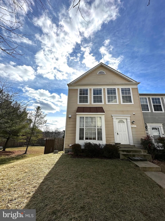 view of front of property featuring a front yard