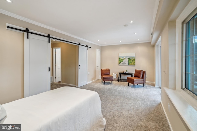 bedroom with a barn door, baseboards, ornamental molding, carpet, and recessed lighting