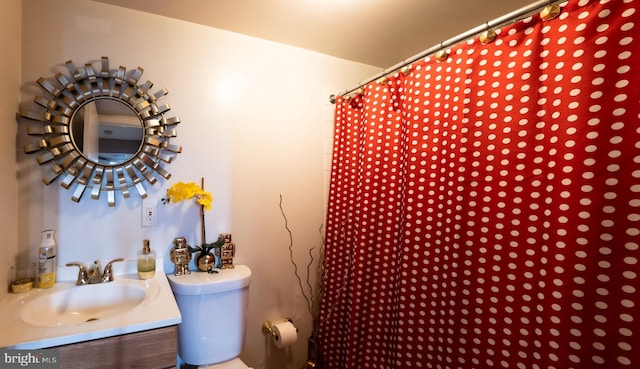 full bathroom featuring a shower with shower curtain, vanity, and toilet