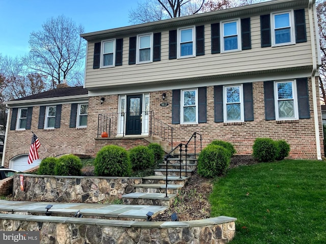 view of front facade with a front lawn