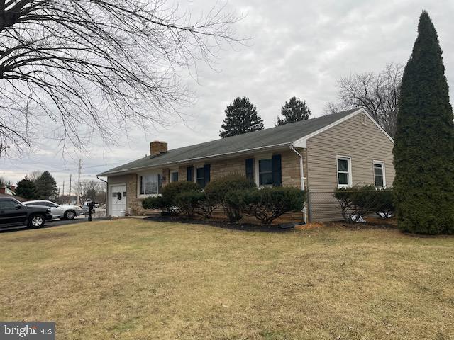 view of front of property with a front yard