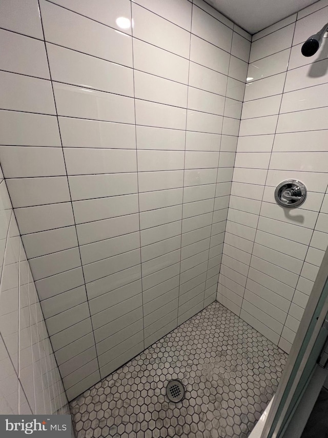 bathroom featuring tiled shower