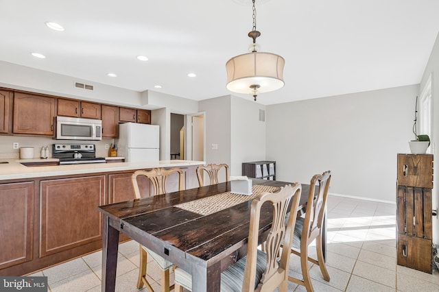 dining room featuring light tile patterned flooring, visible vents, recessed lighting, and baseboards