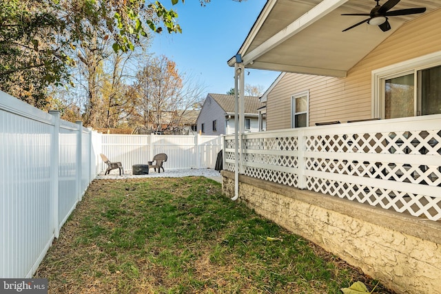 view of yard featuring a fenced backyard and ceiling fan