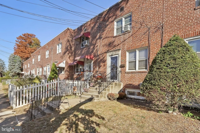 view of front of house featuring a front yard