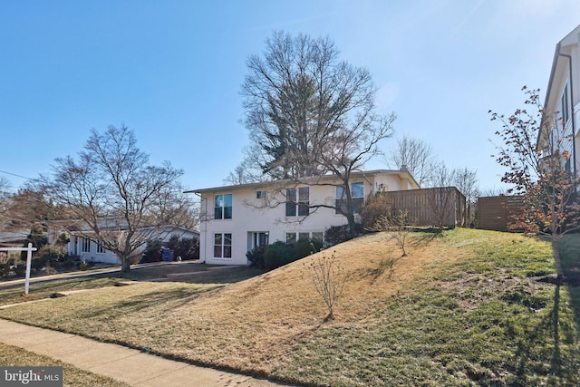 view of front of property featuring a front lawn