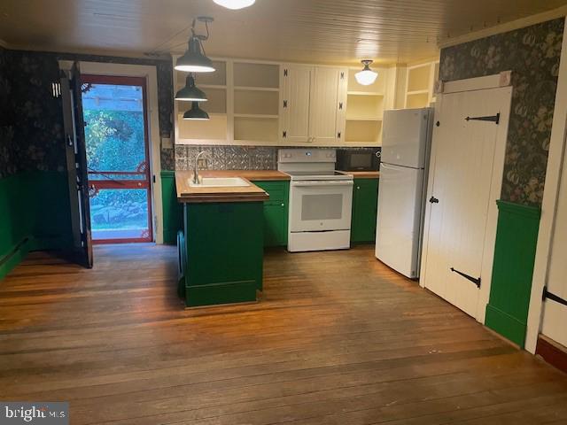 kitchen with green cabinetry, sink, white appliances, dark hardwood / wood-style floors, and pendant lighting