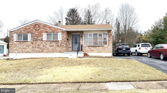 view of front of house featuring a front lawn