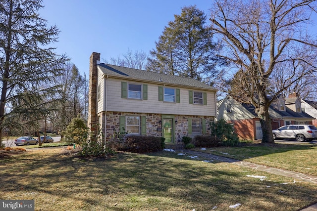 view of front of property featuring a front lawn