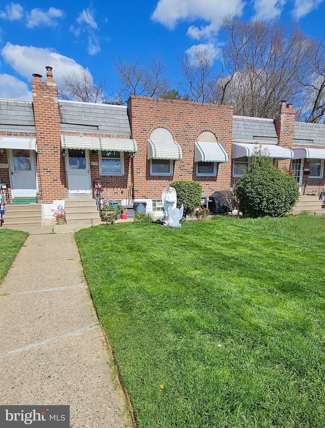 multi unit property with a front lawn