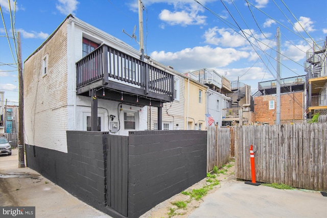 view of front of home featuring a balcony