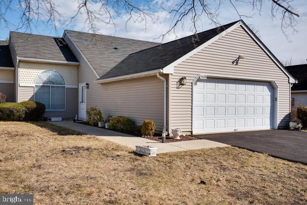 view of front of property featuring a garage and a front lawn