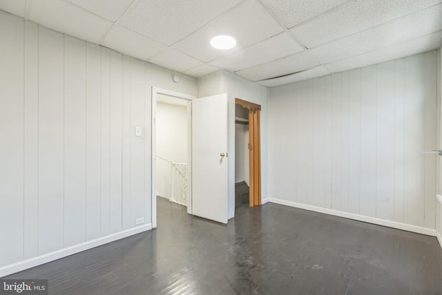 empty room featuring a drop ceiling