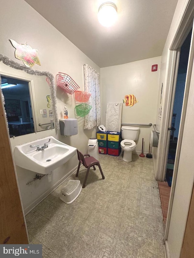 bathroom featuring sink and toilet