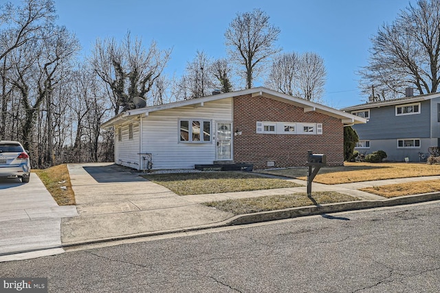 view of front of property featuring a front yard