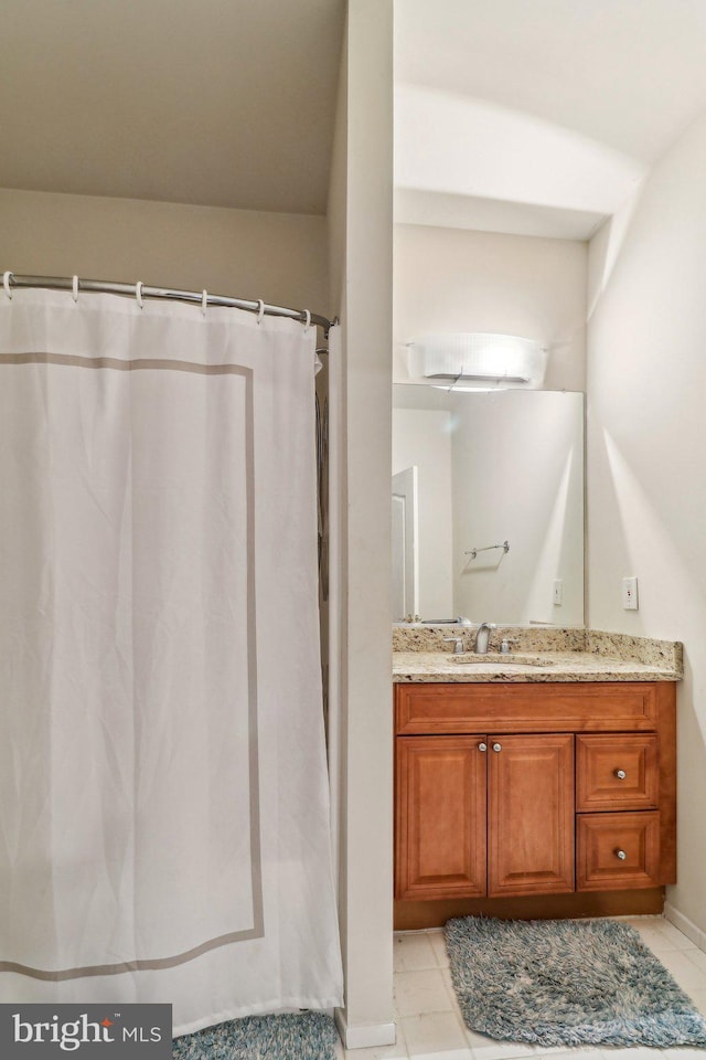 bathroom with a shower with shower curtain and vanity